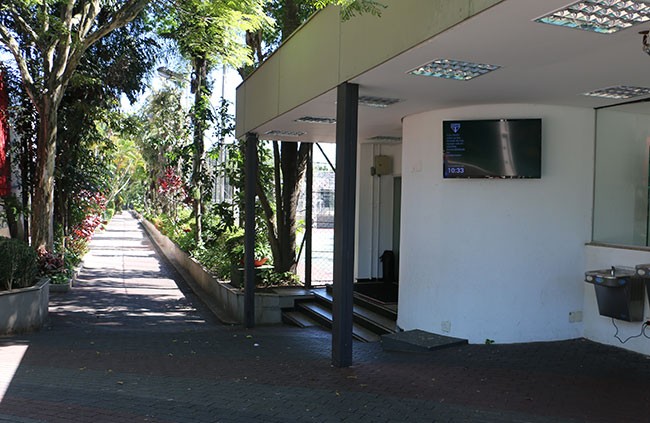 TV Corporativa SuaTV instalada na entrada do clube do SPFC (veja aqui o case)  O São Paulo Futebol Clube foi pioneiro na implementação da SuaTV como canal de comunicação com seus associados. Hoje possui diversas telas que vai desde a recepção até áreas como quadras de tênis, futebol, lanchonete e academia. “O sistema é bastante completo, e mesmo assim, fácil de mexer. A atualização das televisões e o acompanhamento dos players nos dá segurança de que está tudo como deve ser, mesmo que a distância.” conta Renata Lutfi, responsável pela comunicação do SPFC.  Instaladas nas dependências das sedes sociais, a TV Corporativa para Clubes veicula informações sobre eventos sociais, esportivos, culturais, recreativos, aulas e programação das equipes competitivas do Clube. Alguns possuem até programação fixa, com programas gravados em vídeo e transmitidos em determinados dias e horários, divididos em blocos e com intervalos reservados para publicidade.  O Grupo Comunique-se possui a solução de TV Corporativa para Clubes chamada SuaTV. Além da programação interna, definida pelo clube, o sistema SuaTV disponibiliza em sua programação feeds de notícias do Brasil e do Mundo, horário, previsão do tempo, entre outros. O layout da TV Corporativa é desenvolvido exclusivamente de acordo com a identidade visual de seu clube. Saiba mais aqui sobre o Comunique-se SuaTV.  O alcance da programação exibida na TV Corporativa em clubes, permite uma aproximação maior com os sócios informando sobre diversos assuntos de seu interesse e não dependendo mais de informativos impressos, minimizando gastos com impressão e distribuição de jornais. Por outro lado, o sócio pode conhecer mais o que o clube tem a oferecer-lhe, participando ativamente de eventos e atividades internas. Mais do que um canal informativo, a TV Corporativa em Clubes é um canal com conteúdo dinâmico, moderno, interativo e segmentado para o seu público.