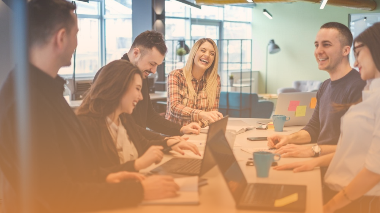 Comunicação interna: o que é, como funciona e como ela influencia cultura, engajamento e resultados