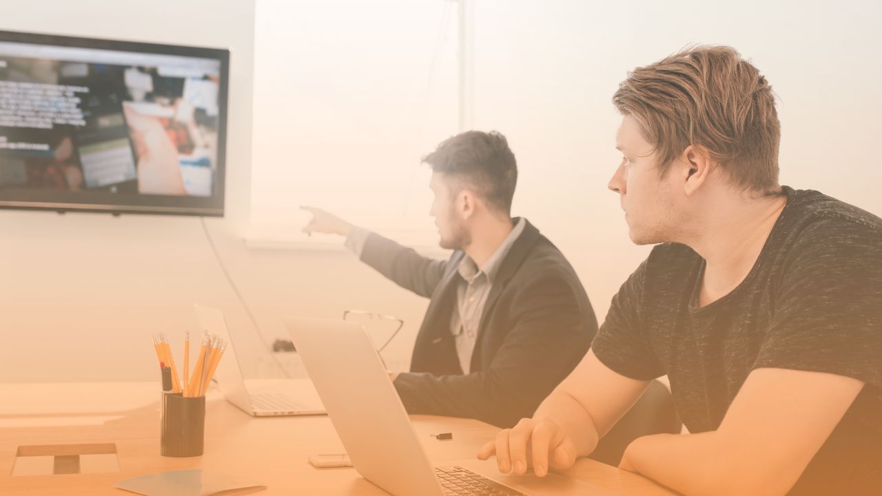 Como engajar colaboradores com TV Corporativa (e evitar os erros que sabotam o canal)