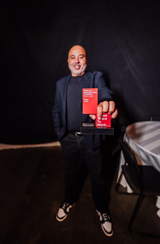 Carlos Martins segura o troféu do GPTW Rio de Janeiro 2026, reconhecimento da SuaTV entre as Melhores Empresas para Trabalhar. Carlos Martins segura o troféu do GPTW Rio de Janeiro 2026, reconhecimento da SuaTV entre as Melhores Empresas para Trabalhar.